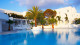 Thalassa Seaside Resort - A enorme piscina é uma forte concorrente da praia privativa que você terá a poucos metros. 