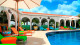 Mount Cinnamon Resort - Modernidade e estilo estão em cada detalhe: relaxe nas coloridas espreguiçadeiras à beira da piscina!