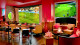 New York Marriott Downtown - No 85 West Sports Bar & Grill a pedida é um saboroso hamburger e um jogo de baseball 