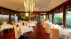 Legends Resort - O restaurante Villa des Sens do resort tem uma linda adega e gastronomia francesa  