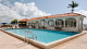 InterContinental Miami - O hotel conta ainda com uma piscina exterior para que não perca o sol de Miami