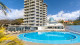 Allegro Madeira - Um dos destaques da lista de lazer é a piscina, instalada no exterior da hospedagem e com bar ao lado.