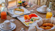 Aloha Village Bangalôs - Lá o café da manhã está incluso na tarifa e é servido em estilo buffet no restaurante do hotel com uma variedade de itens.