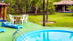 Pousada Velas e Vento - Já o lazer tem seu lugar na piscina, rodeada por espreguiçadeiras e pela grande área ajardinada.