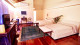 Beija Flor Hotel & SPA - A Suíte Deluxe tem 75 m², Smart TV 40”, frigobar e varanda com mesa, cadeiras e vista para o jardim.