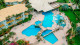 Bosque do Porto Praia Hotel - A primeira parada é a piscina ao ar livre, rodeada por espreguiçadeiras.