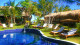 Butterfly House Bahia - A infraestrutura segue o conceito tropical. O deleite começa na piscina rodeada por palmeiras!
