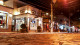 Pousada Bucaneiro - À noite, encontre o agito na Rua das Pedras e na Orla Bardot, repletas de bares e restaurantes, a cerca de 1 km.