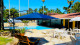 Hotel Canoa - A piscina cercada de palmeiras imperiais completa o deleite.