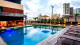 Carmel Magna Praia Hotel - E para os momentos de lazer, a piscina ao ar livre é perfeita, com drinks do bar para acompanhar os mergulhos.