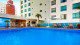 Comfort Suítes Vitória - As tardes são refrescadas pela piscina ao ar livre, ideal para aproveitar o clima tropical.