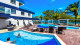 Coral Plaza - Os mimos começam na área de lazer: são três piscinas com vista para o mar, uma delas de uso adulto com bar molhado.