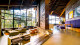 Design Suites Bariloche - Deleite-se no charmoso lounge com janelas panorâmicas, acompanhado de uma boa taça de vinho do Wine Bar.