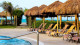 Dom Pedro Laguna Beach Resort - A área da piscina ainda conta com espreguiçadeiras para descansar e apreciar o ritmo tranquilo do destino.