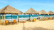 Dom Pedro Laguna Beach Resort - O resort ainda oferece aos hóspedes serviço de praia com colmos, espreguiçadeira e cadeiras.