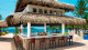 Dreams Playa Bonita - Com uma vista impecável para o oceano, o bar Barracuda é responsável por atender aos hóspedes na área da piscina.
