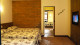 Hotel Estância Barra Bonita - São duas opções à escolha. Ambas possuem vista para o jardim, TV com canais a cabo, AC e frigobar.