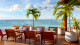 Fera Palace Hotel - O lounge é ideal para bronzear-se, mergulhar, aproveitar a paisagem e também os drinks do bar integrado.