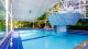 Golden Park Campos do Jordão - Já na área interna do hotel, encontra-se a piscina aquecida com o ofurô suspenso.