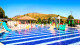 Golden Park Poços de Caldas - O lazer tem início junto às piscinas. São três opções, duas delas ao ar livre e uma coberta e aquecida.