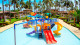 Grand Oca Maragogi - O resort tem uma área de piscinas que ocupa quase 400 m da propriedade e inclui piscina infantil com escorregador.