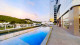 Hilton Garden Inn Itajaí - Durante a estada, os hóspedes podem desfrutar da piscina ao ar livre com salva-vidas e bar. 