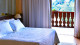 Hotel Alpina - Ambas são equipadas com TV, frigobar e AC, mas a Luxo possui também varanda. 