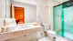 Hotel Canadá - Além de secador de cabelo, amenities e um espaçoso banheiro.