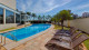 Comfort Suites Londrina - As espreguiçadeiras junto à piscina são a pedida para curtir momentos sob o sol.