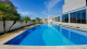 Comfort Suites Londrina - Para o lazer, os hóspedes têm ao dispor uma piscina ao ar livre.