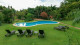 Hotel Fazenda Bela Vista - No lazer, as opções começam com a piscina climatizada ao ar livre, com espreguiçadeiras ao redor.