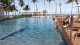 Ipioca Beach Resort - O lazer é um destaque: os hóspedes aproveitam piscina ao ar livre, com vista para o mar e bar instalado ali pertinho.