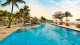 Itapema Beach Resort - Para começar do melhor jeito, há três piscinas! Uma delas está ao ar livre, com vista para o mar.