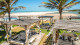 Jangadeiro Praia Hotel - Logo na praia estão as primeiras comodidades! Começando pelo Lounge Beach, com infraestrutura de mesas e cadeiras.