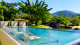 Club Med La Réserve - A praia é também cenário da piscina de borda infinita. Cercada por camas balinesas, deleite e privacidade são máximos.