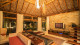 Legian Villa Hotel - A decoração inspirada na Ilha de Bali dá um clima zen ao local.
