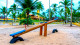 Makaira Beach Resort - As crianças ainda podem aproveitar o playground, com gangorra, escorregador e balanças na areia.