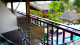 Maracuja Inn - Todas contam com varandas com vista para a piscina e jardins.