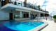 Metropolitan Hotel - Na cobertura do hotel, refresque-se na piscina ou tomando um drink enquanto pega uma corzinha.