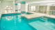 Hotel Miramar - Entre as comodidades, destaca-se a piscina aquecida e coberta, ideal para aproveitar independente da estação.