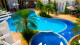 Nadai Confort Hotel - Os momentos de lazer são garantidos pela piscina ao ar livre com bar anexo, onde são oferecidos lanches e cocktails.