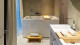 Hotel de Nell - E, reservando o Apartamento Prestige, poderá relaxa na banheira japonesa.