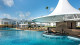 Nickelodeon Hotel & Resorts - Outra opção para se refrescar do calor caribenho é a piscina com bar molhado. Mergulhos e drinks garantidos!