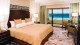 Omni Cancun Hotel e Villas - Em sua suíte terá elegância, conforto e varanda com vista para a lagoa.