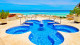 Omni Cancun Hotel e Villas - No Omni os hóspedes podem relaxar na grande jacuzzi sem perder o mar de vista.