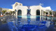 Opaba Praia Hotel - A piscina é ao ar livre, tem vista para o mar e ainda conta com diversas espreguiçadeiras espalhadas ao redor.