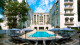 Hotel Palácio Tangará - As comodidades de lazer e bem-estar também são impecáveis. A piscina ao ar livre é acompanhada pelo Pool Bar. 