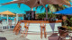 Paradiso Del Sol - Logo ao lado está o bar da piscina, com menu de porções, bebidas e drinks. Uma delícia!  