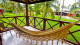 Patachocas Beach Resort - Além da prazerosa varanda com rede e vista que se abre para os jardins. 