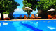 Hotel Ponta do Madeiro - Desfrute da piscina ao ar livre ou aproveite a vista enquanto relaxa em uma das espreguiçadeiras.
